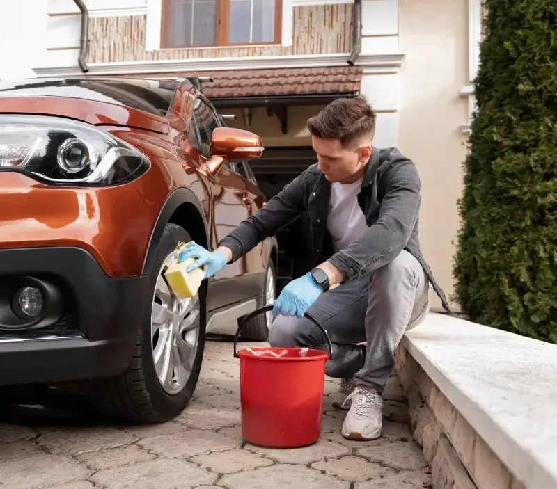 Lavage auto à domicile La Chapelle-Vicomtesse : professionnel intervenant sur un véhicule